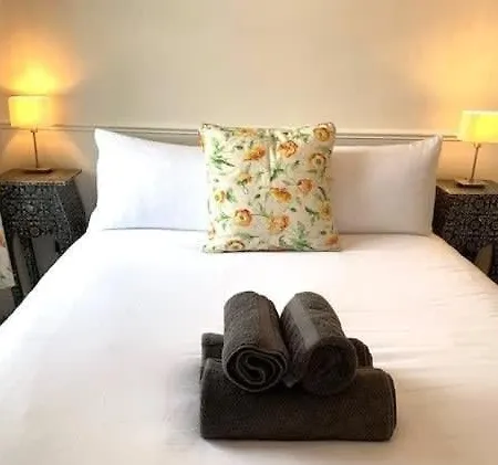 Jackson Landing - Spacious House With Location Ferienhaus